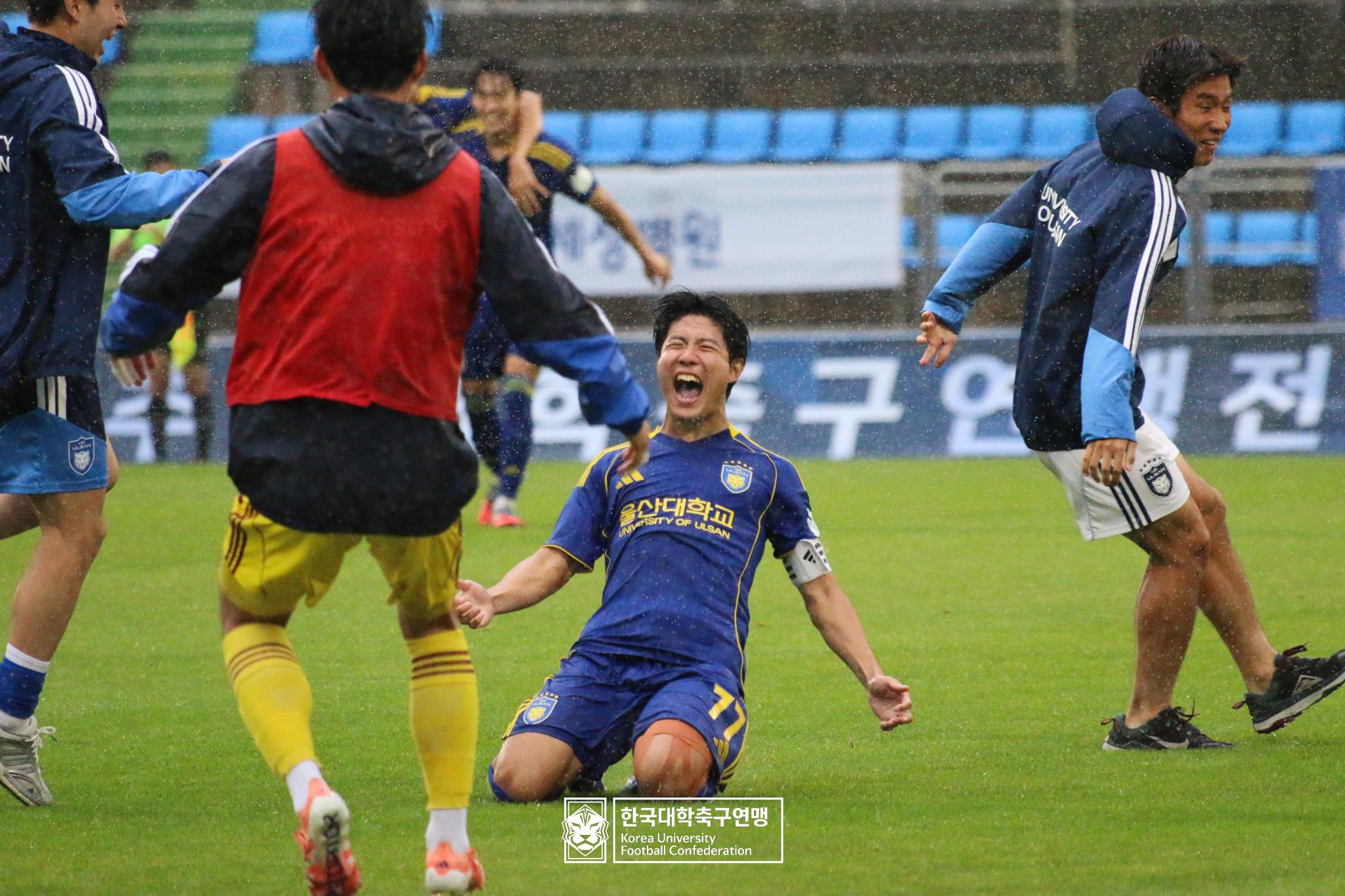 [제62회 추계대학축구연맹전]‘폭우 속 연장 혈투’ 울산대, 한남대 4-3 꺾고 추계 정상… 춘,추계 2관왕 달성
