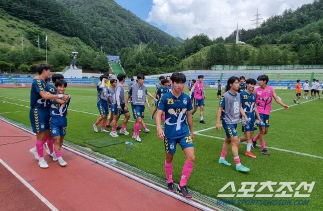 '신흥 강자' 용인대, '전통의 강호' 고려대 완파하고 1, 2학년 대학축구연맹전 우승