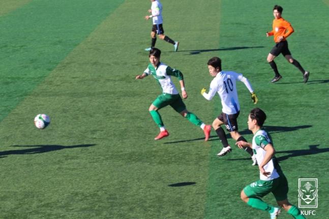 하석주의 아주대, ‘4골 폭발’ 대학축구 연승 행진…토너먼트 진출 보인다